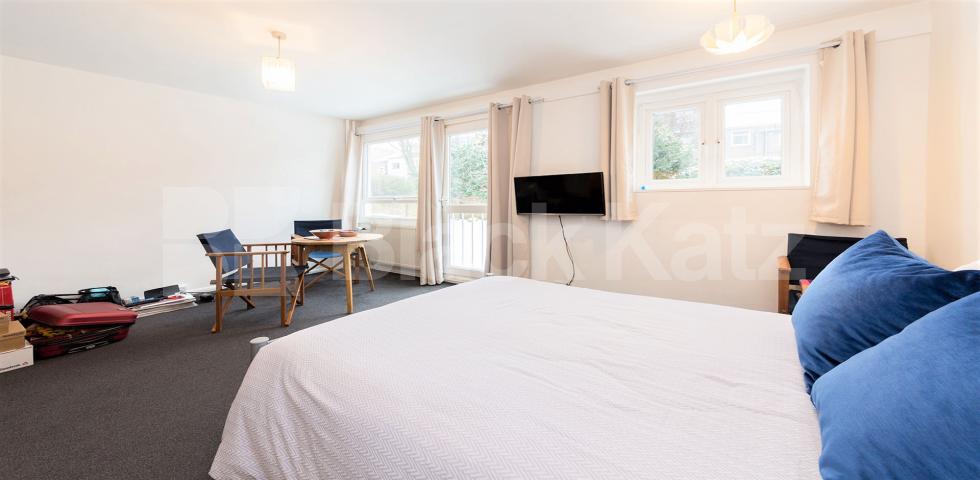 			HOT WATER AND HEATING INCLUDED, Studio Apartment, 1 bath, 1 reception Flat			 Rockley Road, Shepherds Bush